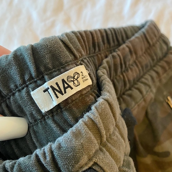 Aritzia TNA camouflage pants - Picture 2 of 3